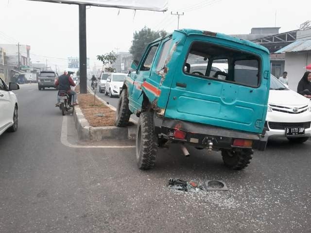 Mobil Jimni Katana sampai naik ke atas pembatas jalan setelah tertabrak mobil tanke di Jalan Pattimura, depan LP Jambi sore ini (9/9).
